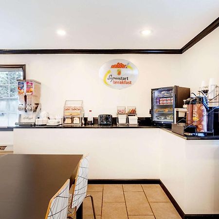 Super 8 By Wyndham Harrington酒店 外观 照片